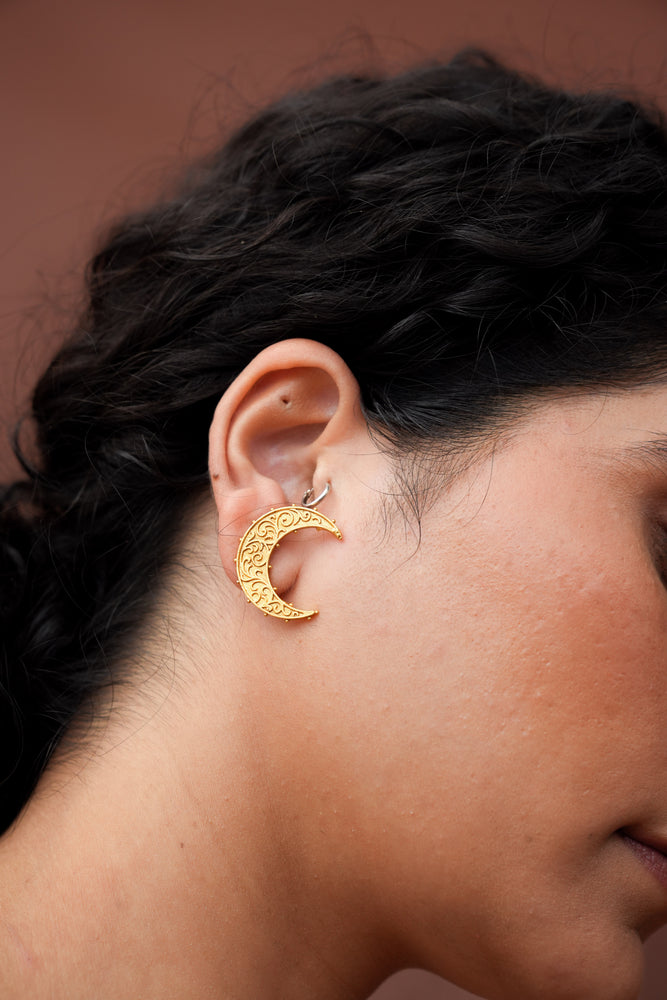 
                  
                    Din Raat Studs
                  
                